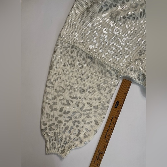 Andthewhy Silver leopardCheetah print sweater with balloon sleeve. Oversized fit - Picture 8 of 16